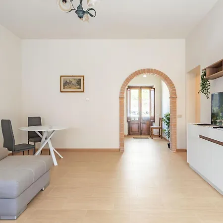 Apartment Comfy With Private Garden And Parking!
