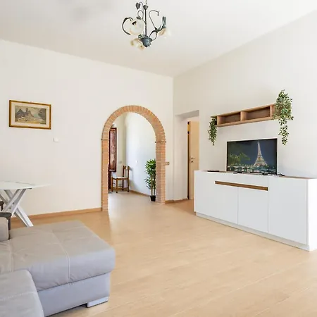 Comfy With Private Garden And Parking! *
